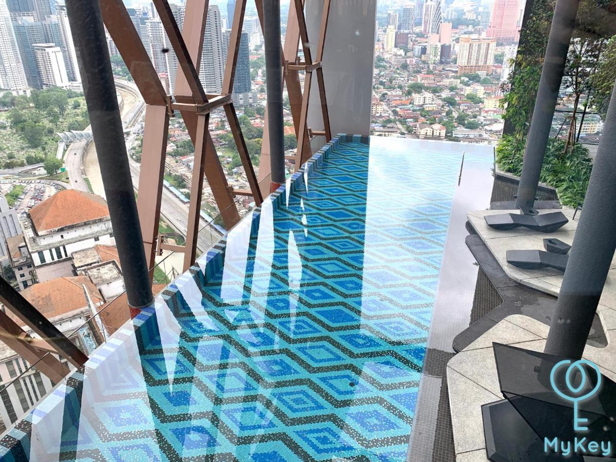 קואלה לומפור Scarletz Suites Klcc By Mykey Global מראה חיצוני תמונה Infinity pool at the 39th floor