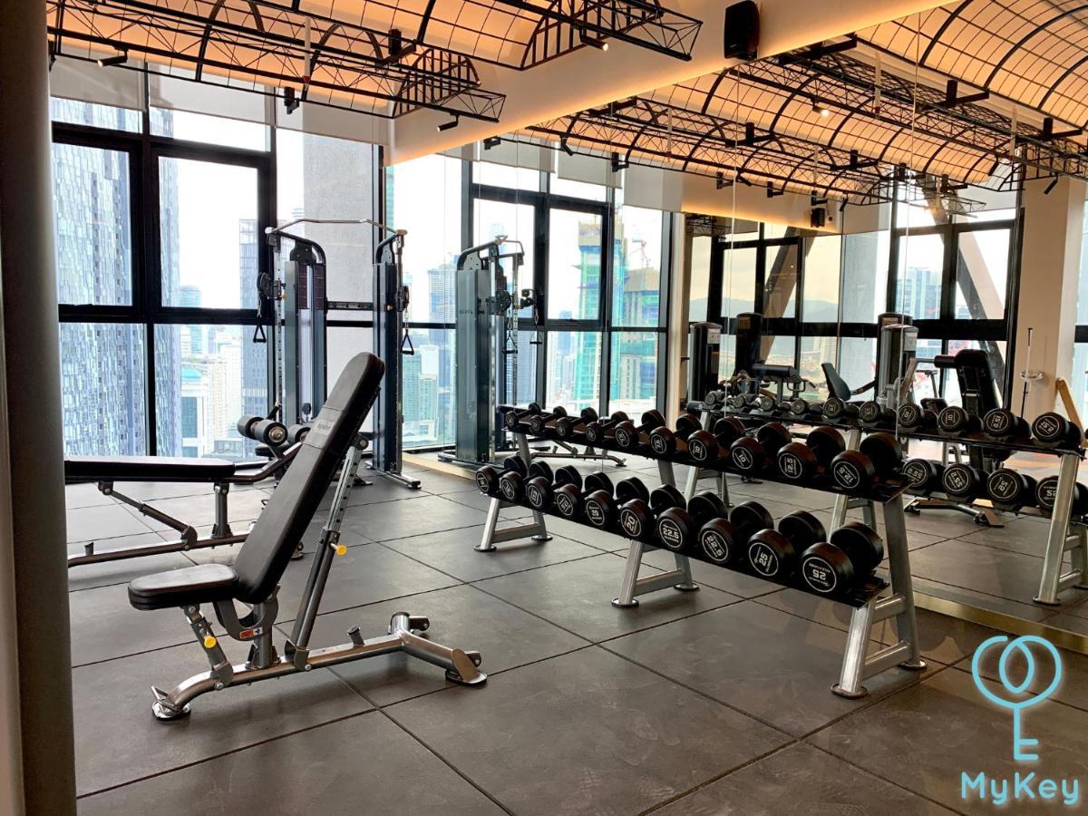 קואלה לומפור Scarletz Suites Klcc By Mykey Global מראה חיצוני תמונה The gym at the 10th floor