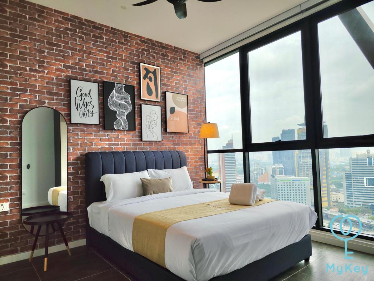 קואלה לומפור Scarletz Suites Klcc By Mykey Global מראה חיצוני תמונה A bedroom in a serviced apartment in Kuala Lumpur, Malaysia