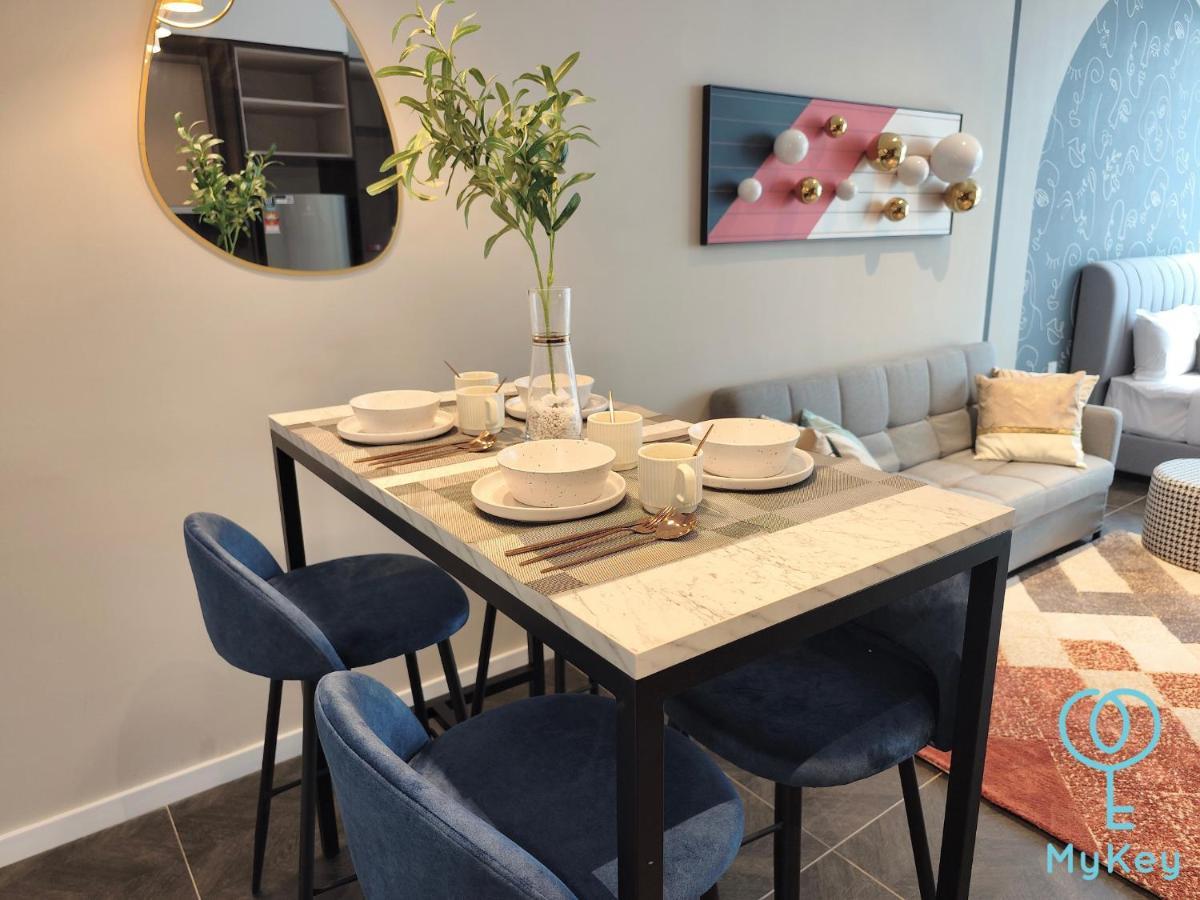 קואלה לומפור Scarletz Suites Klcc By Mykey Global מראה חיצוני תמונה A dining room in a serviced apartment in Warsaw, Poland