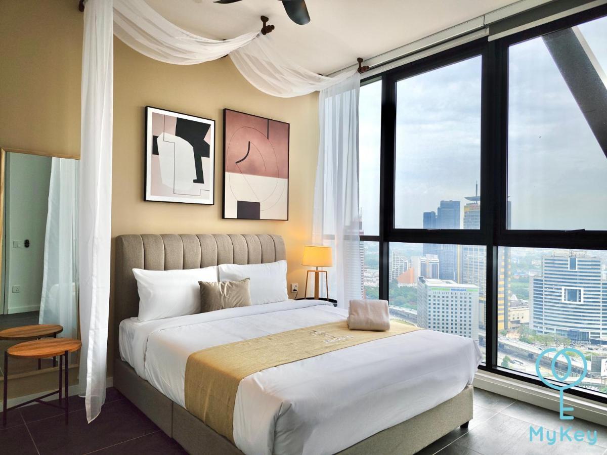 קואלה לומפור Scarletz Suites Klcc By Mykey Global מראה חיצוני תמונה A bedroom at the hotel