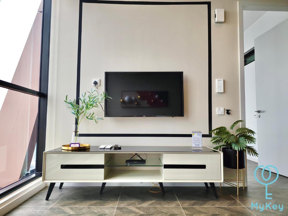 קואלה לומפור Scarletz Suites Klcc By Mykey Global מראה חיצוני תמונה A TV console