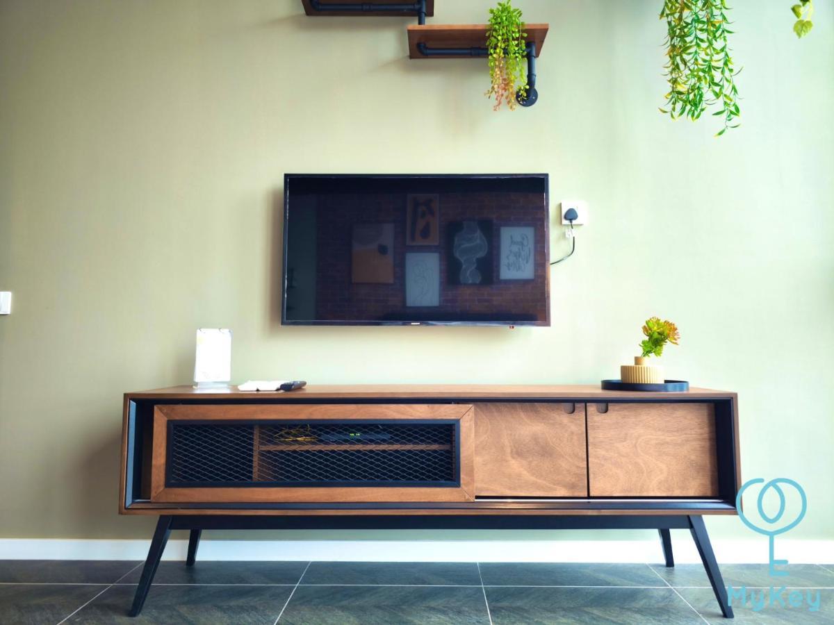 קואלה לומפור Scarletz Suites Klcc By Mykey Global מראה חיצוני תמונה A TV console