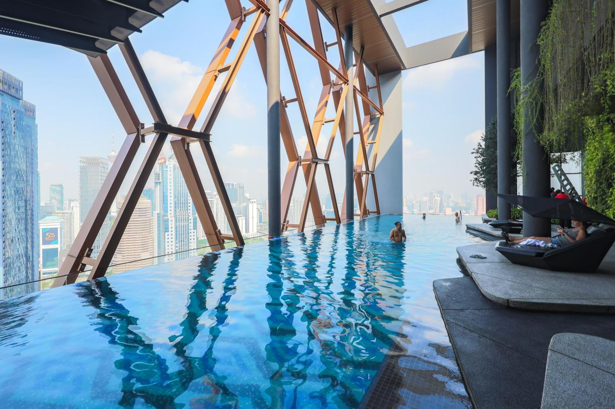 קואלה לומפור Scarletz Suites Klcc By Mykey Global מראה חיצוני תמונה The pool at the 39th floor