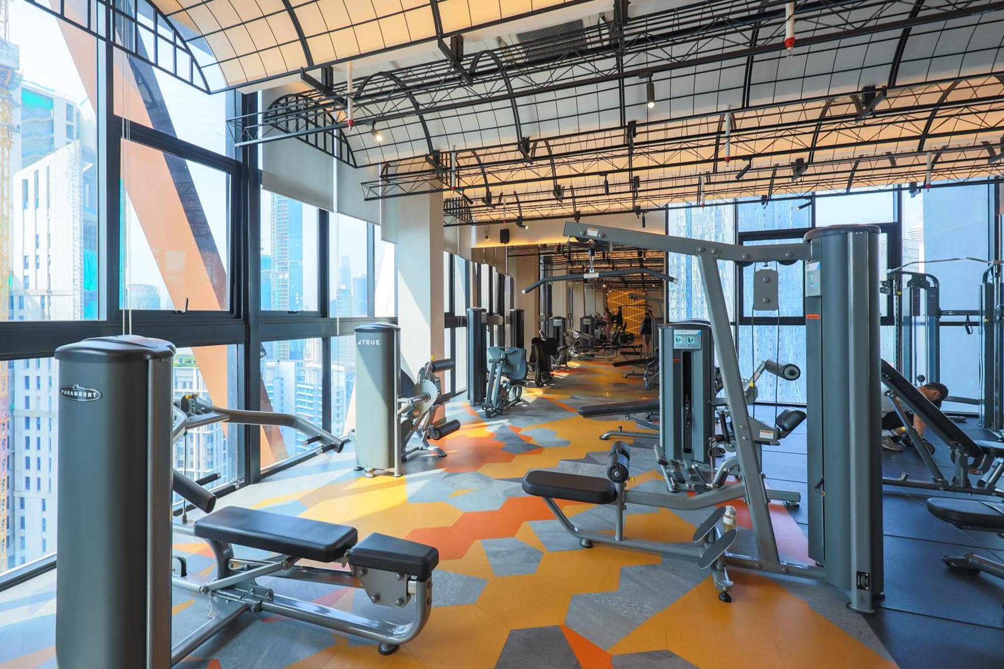 קואלה לומפור Scarletz Suites Klcc By Mykey Global מראה חיצוני תמונה The gym at the 101 Tower